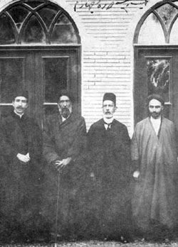 آیتالله مدرس در کنار دو وکیل دیگر