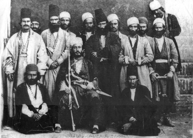 حسینقلیخان ایلخانی، متحدكنندۀ طایفههای بختیاری، در میان رؤسای ایلها حسینقلیخان ایلخانی، متحدكنندۀ طایفههای بختیاری، در میان رؤسای ایلها